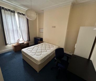 3 bedroom flat to rent - Photo 4