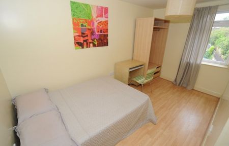 MODERN 3 BEDROOM STUDENT APARTMENT NEAR UNIVERSITY OF SCARBOROUGH - Photo 4