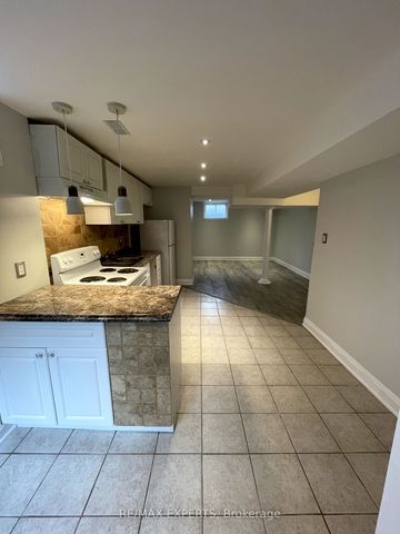 Detached Home For Lease | N8105460 - Photo 2