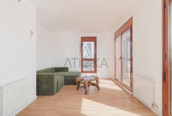 Piso en alquiler de cuatro habitaciones junto al Teatre Nacional de Cataluña, Barcelona