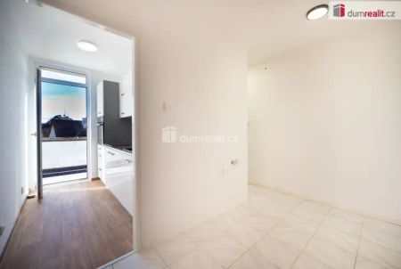 K pronájmu, zděný byt 2+1 s balkónem v nejvyšším podlaží + sklep, ul. Netolická čp. 272, Lhenice, okr. Prachatice - Fotografie 4