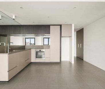 Modern Apartment with City Views in Prime Location - Photo 4