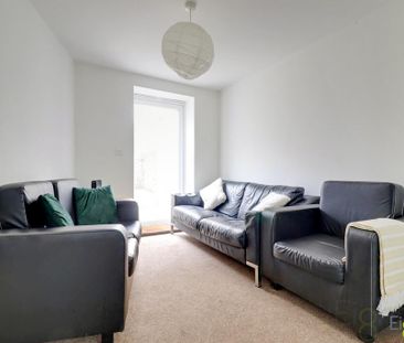 4 bedroom end of terrace house to rent - Photo 2