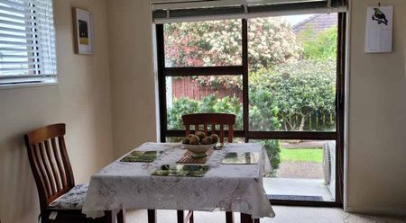 Beautiful tidy 2 bedroom home with large double bedrooms - Photo 2