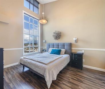 Spacious Top-Floor Unit with Solarium - Photo 5