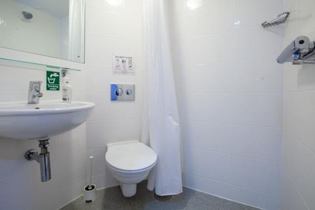 1 bedroom in a house share to rent - Photo 4