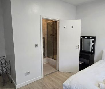 Room in a Shared House, Sterne Street, W12 - Photo 2