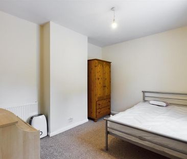 4 bedroom semi-detached house to rent - Photo 6