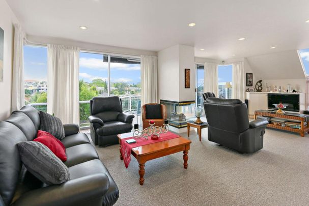 Spacious 3 Bedroom House - Photo 1