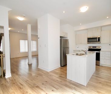 For Lease - 5 Pumpkin Corner Crescent, Barrie, Ontario - Photo 2