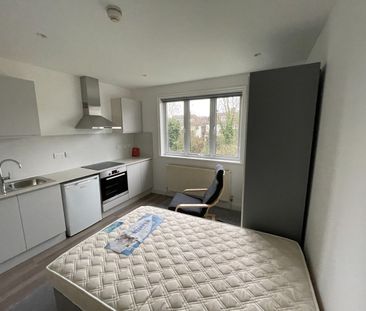 Studio Flat, Wycombe Gardens, NW11 - Photo 1
