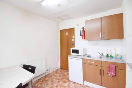 Price £900 pcm - Available 05/10/2026 - Furnished - Photo 3