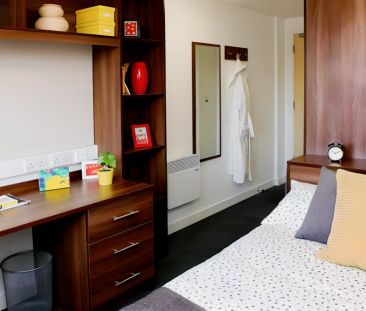 Large Double En-Suite - Photo 3