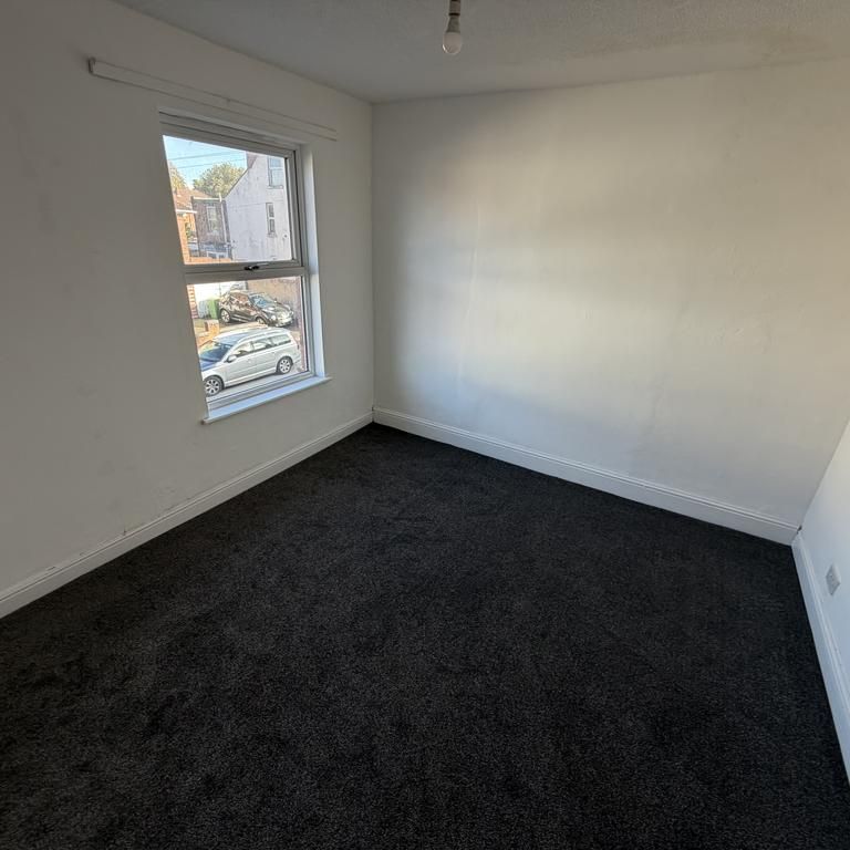 2 bedroom end of terrace house to rent - Photo 1
