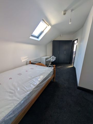 1 Bed Flat, Burley Street, LS3 - Photo 3