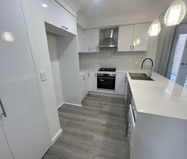 SOLAR - TWO SPLIT SYSTEMS & EVAP - IDEAL LOCATION - Photo 3