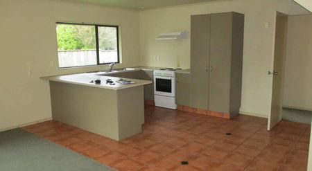 SIX BEDROOMS - STUDENT RENTAL - Photo 5