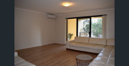 Lovely spacious Furnished apartment on 2 floors 3 x 2 - Photo 2