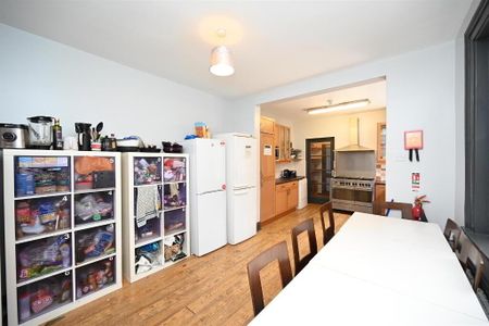 Room 5, 9 Eglantine Avenue, Belfast, BT9 6DW - Photo 4
