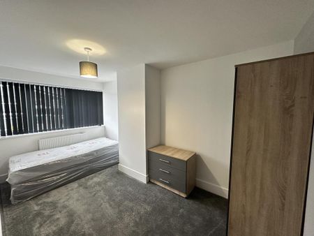 5 bedroom semi-detached house to rent - Photo 4