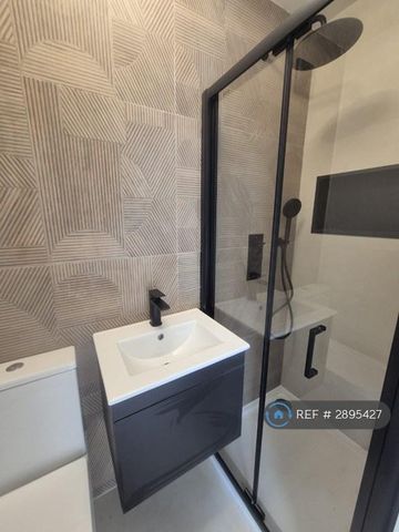 1 bedroom in a house share to rent - Photo 3