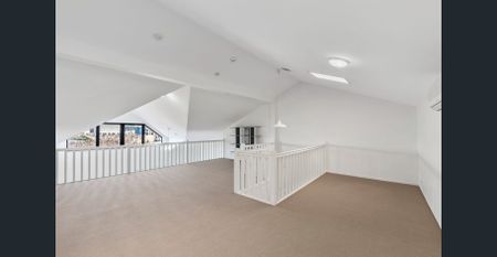 Loft-Style Apartment in Bell’s Square + Lock-up Garage - Photo 3