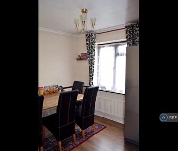 3 bedroom semi-detached house to rent - Photo 4