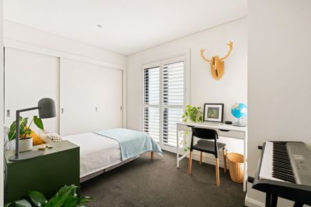 Stylish city-view home designed for effortless living - Photo 2