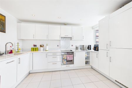 2 bedroom in High Street, - Photo 4