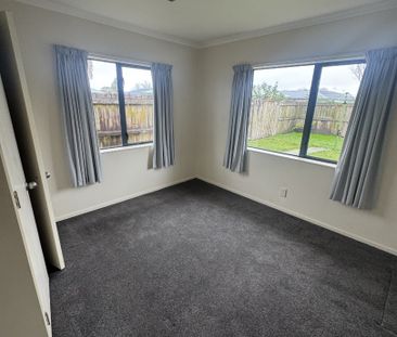 Step into comfort and convenience with this well-presented four-bed... - Photo 3