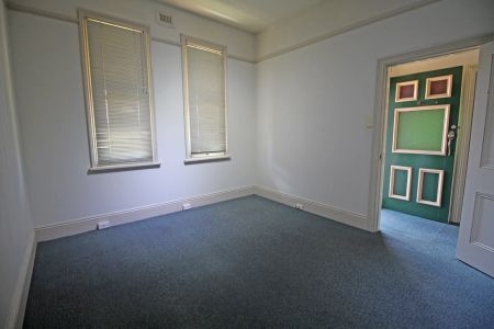 SPACIOUS 4 BEDROOM FAMILY HOME IN A POPULAR LOCATION - REAR PARKING UP TO 4 CAR SPACES - Photo 2