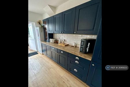 3 bedroom semi-detached house to rent - Photo 5