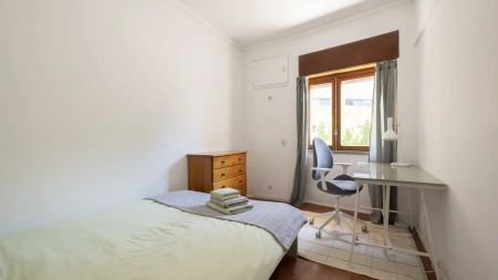 Room for rent in 4-bedroom apartment in Algés - Photo 5