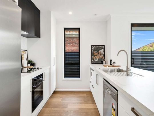 College Estate - 3 Bedrooms - Photo 1