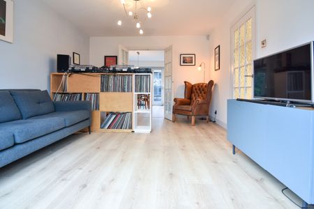 3 Bed End Terrace, Lords Close, SE21 - Photo 2
