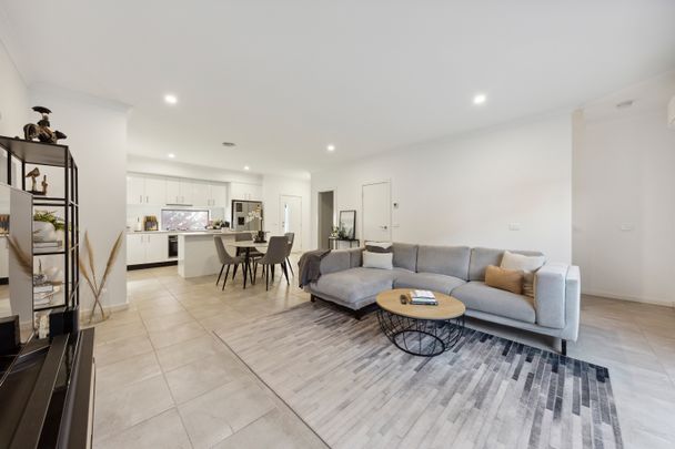 10 Slattery Place, Pakenham VIC 3810 - House For Rent | Domain - Photo 1