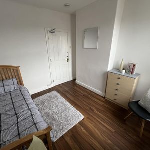 1 bedroom in a house share to rent - Photo 2