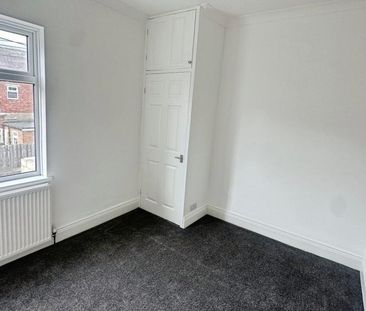 2 bedroom end of terrace house to rent - Photo 2