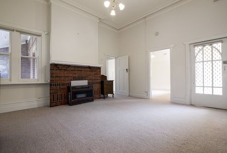 SPACIOUS 2 BEDROOM IN THE HEART OF ELSTERNWICK. AVAILABLE NOW! - Photo 4