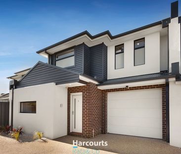 Stunning Townhouse in Absolutely Unbeatable Location! - Photo 2