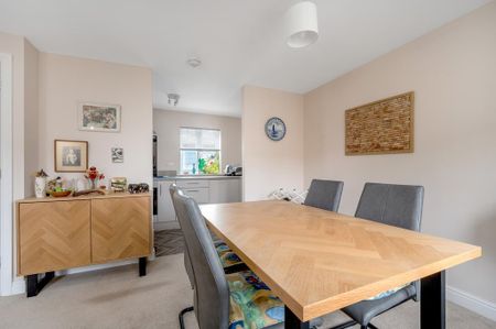 2 bedroom coach house to rent - Photo 2