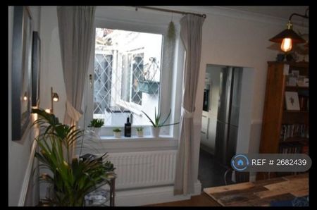 1 bedroom in a house share to rent - Photo 2