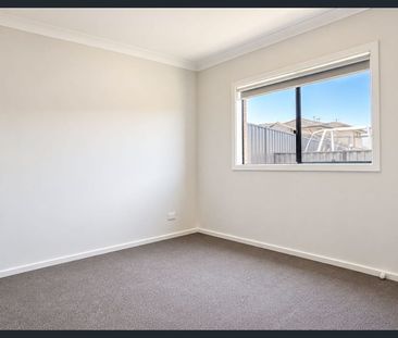 Modern Family Living in Manor Lakes 3 Bed + 2 Bath + Double Garage - Photo 2