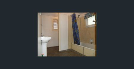 OLDER STYLE - TWO BEDROOM UNIT IN ANNERLEY - Photo 2