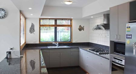 Executive Partly Furnished Home In Prestigious Chateau Drive - Photo 2