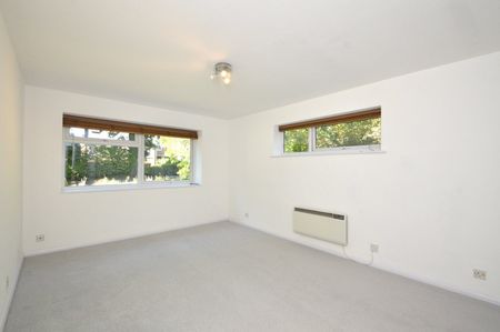Elgin Road, Weybridge, KT13 - Photo 2