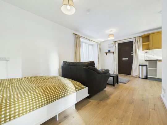 Terraced House to rent on - Photo 1