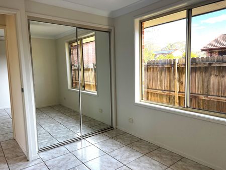 Walk to railway station - Photo 5