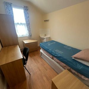 1 bedroom Flat To Let - Photo 2
