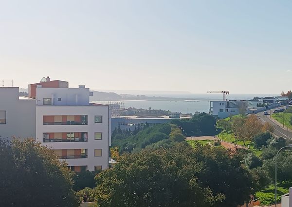 Apartamento T3 com Terraço Privativo para Arrendamento em Nova Queijas